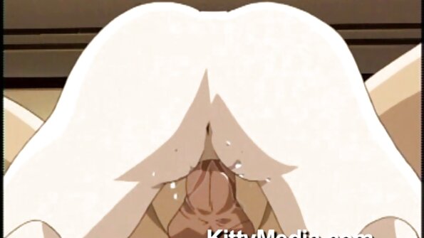 Секси Шана Лејн во гаќички мастурбира под туш