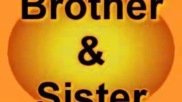 Аматерска привлечност: Робин има 19 години и е апсолутно неверојатен. Таа го цица големиот кур на Рејс и ја трие нејзината избричена кутија. Ја заебава тесно избричената пичка одзади, потоа се качува на врвот и отскокнува нагоре ...