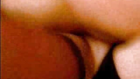 Жешка мала русокоса Амбер Џенсен, тесна сплит пичка со масивен пулсирачки кур