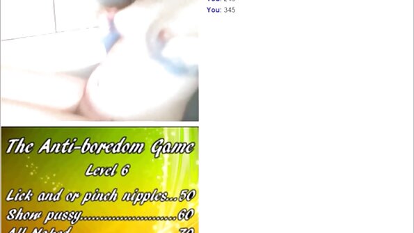 Викторија Вајт се прсти и си го трие клиторисот и гласно стенка