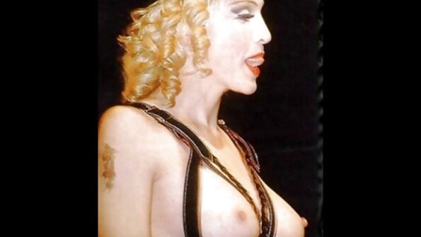 Само непроѕирни: Хејли Мари се измолкнува од симпатичната облека за зајаче.