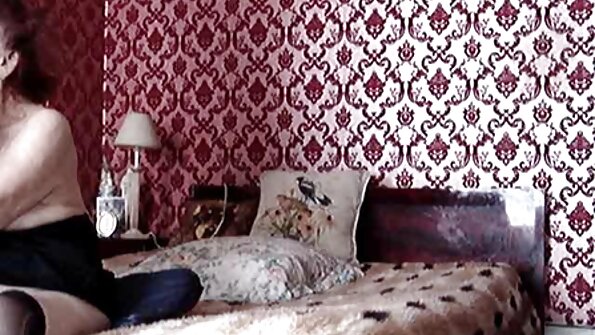 Злобната стара учителка ја ебе оваа мала ученичка