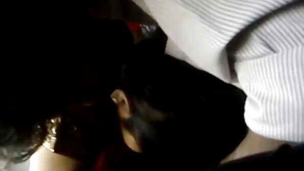 Кити Кет сува грпка со гумена љубовна кукла додека нејзината пичка не се намокри и не сврши