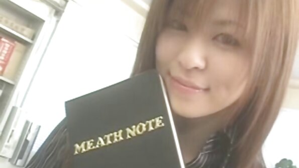 Палавата Сара Викерс мастурбира на маса со нејзините најдобри секс играчки кои ја тераат да шприца толку гласно.