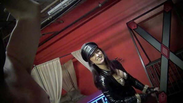 Непријатна тинејџерска русокоса игра во проѕирен фустан