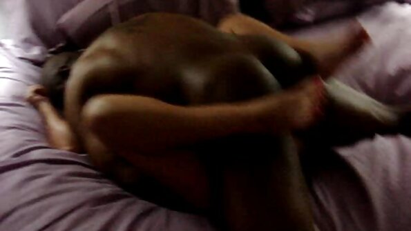 19-годишната Перл влегува во убава бања со меурчиња, гледајте ја како ја трие мократа пичка, си игра со нејзините огромни совршени цицки и потоа ја ебава нејзината тесна пичка со стаклена играчка