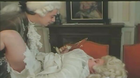 ФТВ девојките Лори ја шират пичката во кревет