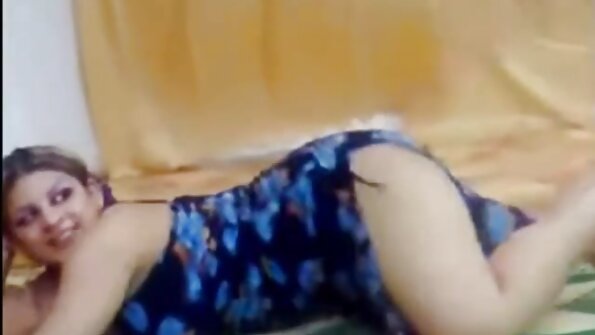 Лили Џенсен го покажува своето секси тело во бели дводелни бикини во базен.