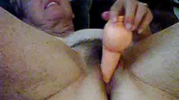 Енди Пинк тивко ја допира нејзината избричена пичка
