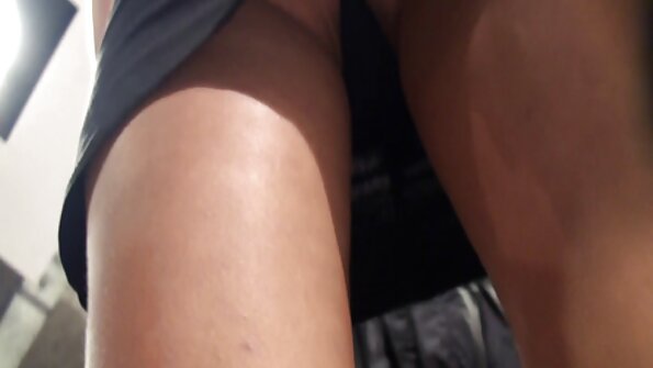 Мајли Мејсон: Водата не е единственото нешто што ме навлажнува. Не можам да се воздржам, а да не ја прстам пичката под туш. Тоа што вие момци ме гледате, ме поттикнува да одам цело време.