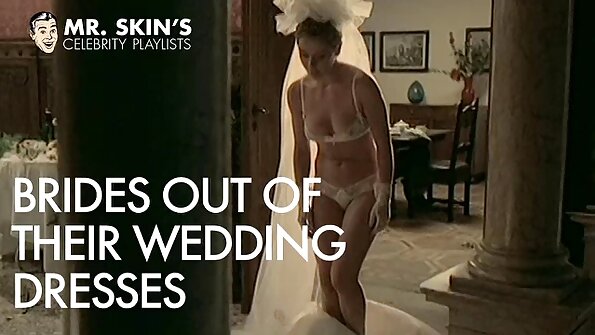 Прекрасната избричена тинејџерка ја чука пичката